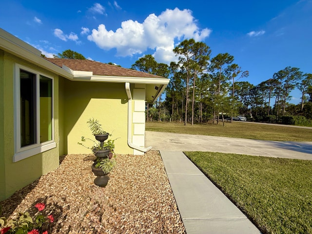 view of yard with driveway