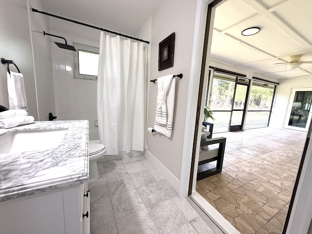 full bathroom with baseboards, toilet, shower / bath combination with curtain, vanity, and a ceiling fan