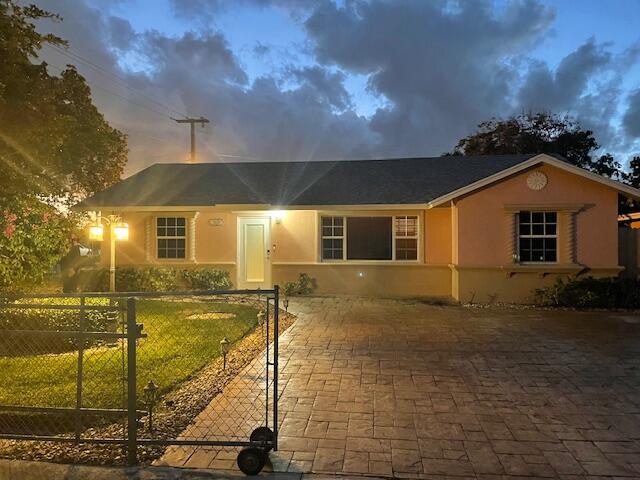 ranch-style house with a yard