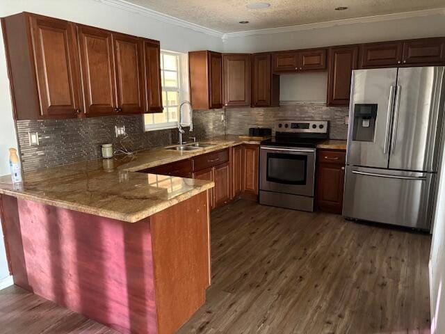 kitchen with sink, stainless steel appliances, dark hardwood / wood-style floors, kitchen peninsula, and crown molding