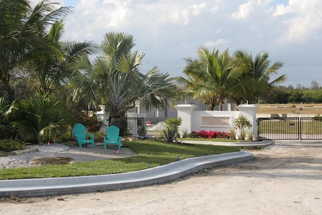 view of front of home featuring a front lawn