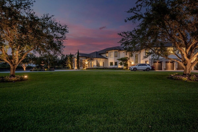 view of yard at dusk