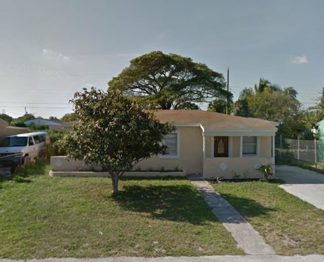 view of front of property featuring a front yard