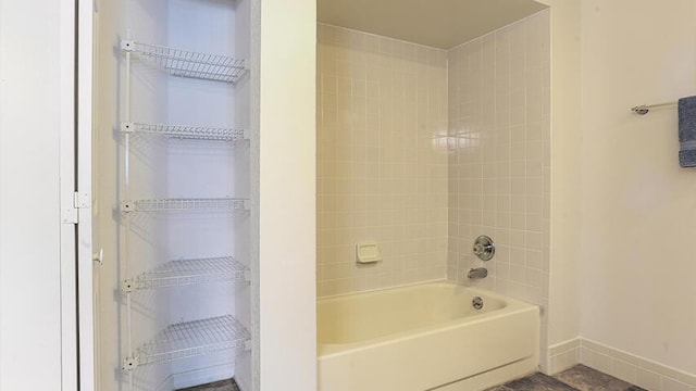 bathroom featuring tiled shower / bath combo