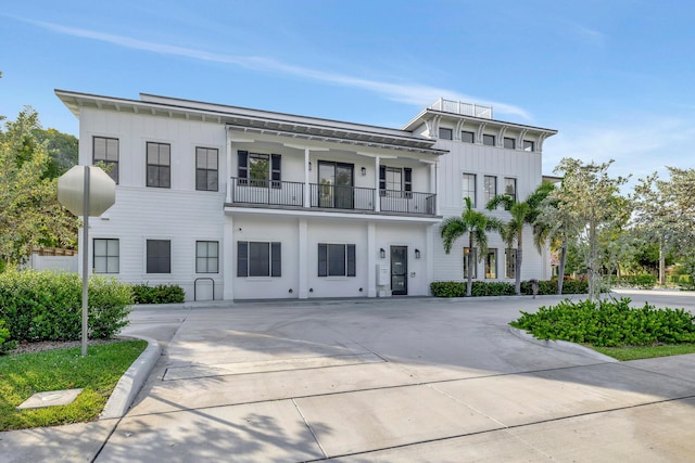 view of front of home featuring a balcony