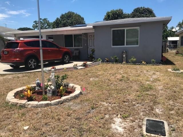 ranch-style home featuring a front lawn