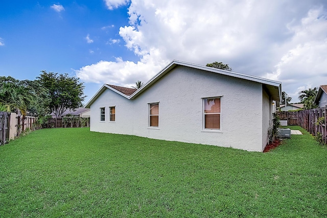 back of house featuring a lawn