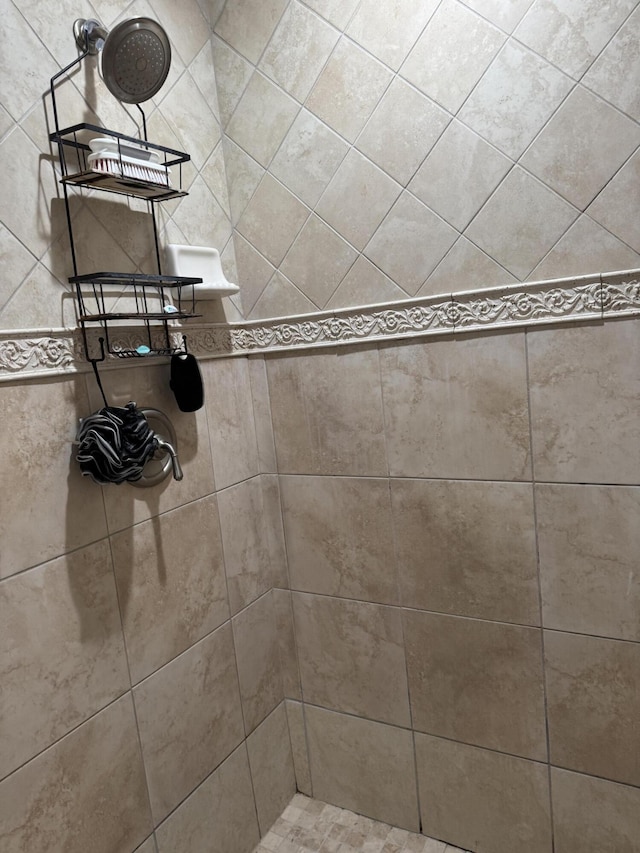 full bathroom featuring a tile shower