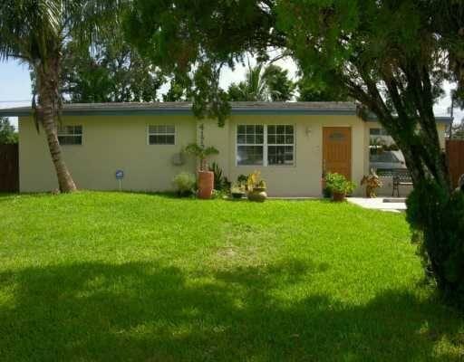 rear view of house featuring a lawn