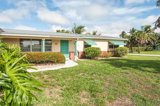 ranch-style home featuring a front lawn