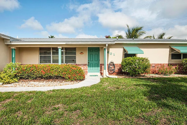 view of front of house featuring a front yard