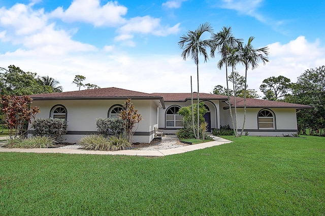 view of front of home featuring a front lawn