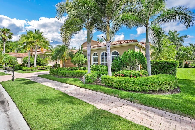 view of front facade featuring a front lawn