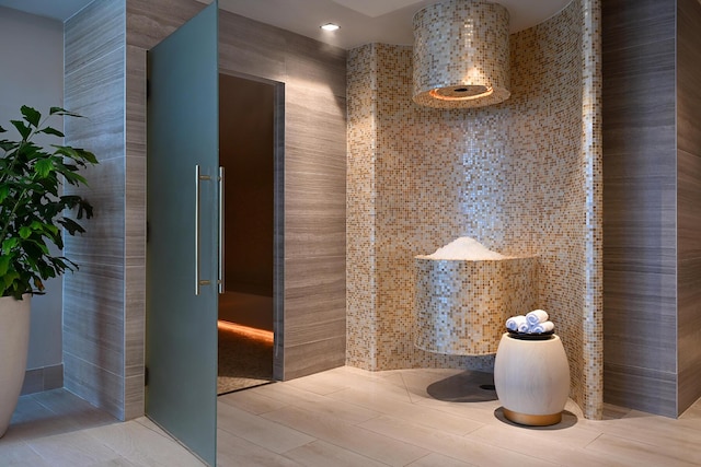 bathroom featuring tile walls