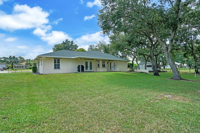 back of house featuring a lawn