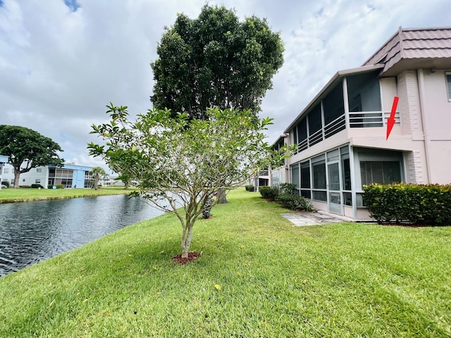 view of yard featuring a water view