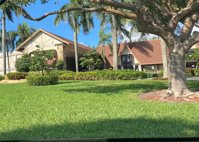 view of front of property featuring a front yard