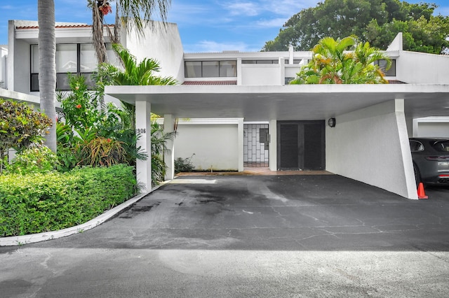 view of front facade featuring a carport