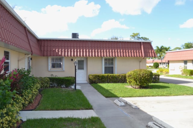 view of front of home featuring a front yard