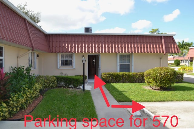 view of front of property featuring a front yard