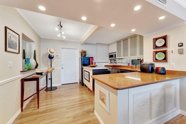 kitchen featuring crown molding, sink, light hardwood / wood-style floors, and kitchen peninsula