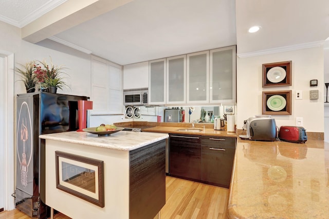 kitchen with sink, crown molding, dark brown cabinets, light hardwood / wood-style floors, and kitchen peninsula