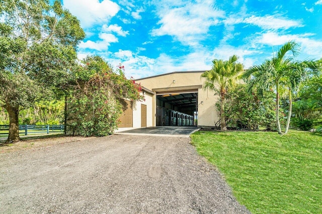 view of front of property featuring a front lawn