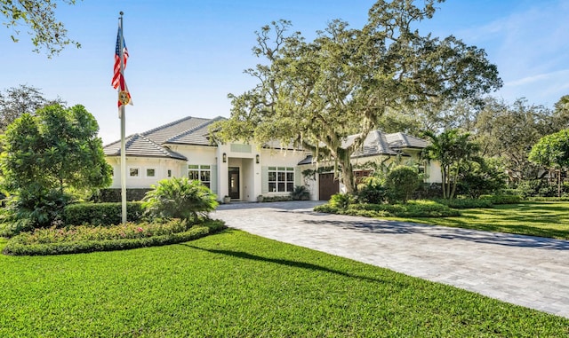 view of front of home featuring a front lawn