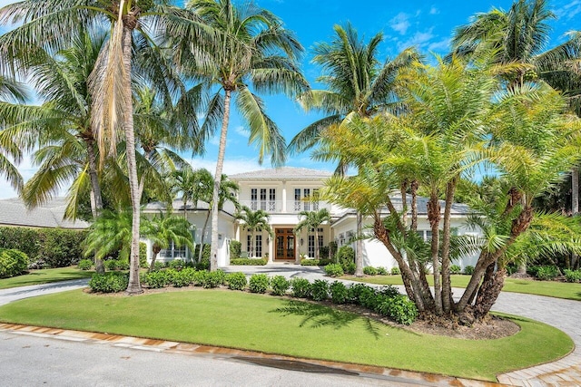 view of front of home featuring a front yard