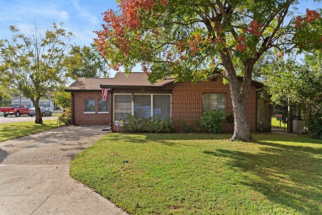 ranch-style home featuring a front lawn