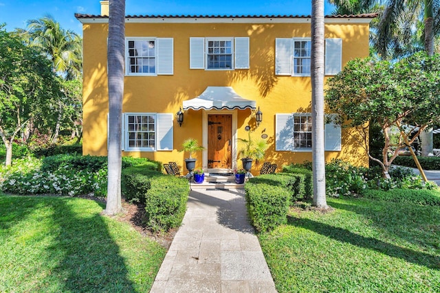 view of front of home featuring a front yard