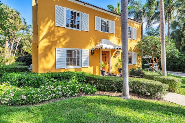 view of front facade with a front lawn