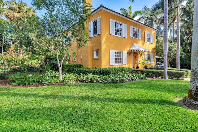 view of front facade with a front yard