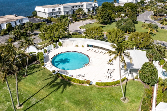 view of swimming pool featuring a jacuzzi and a yard