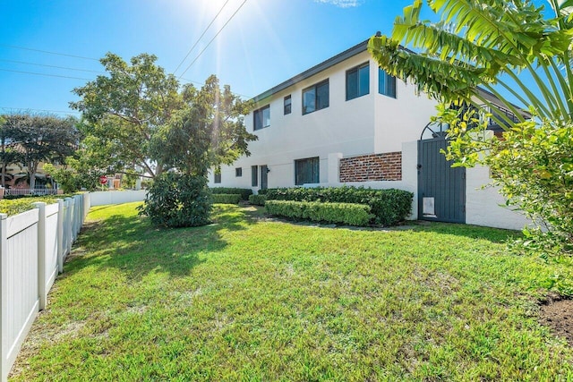 view of front of home featuring a front yard