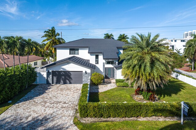 view of front of house featuring a front yard