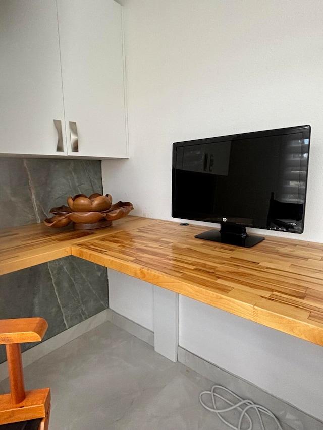 room details featuring concrete flooring and backsplash