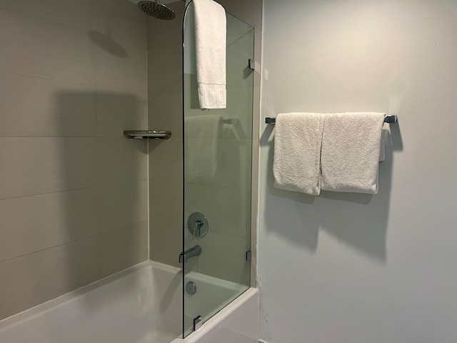 bathroom with enclosed tub / shower combo