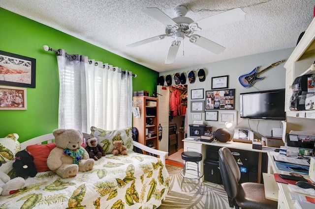 bedroom featuring a textured ceiling, a closet, and ceiling fan