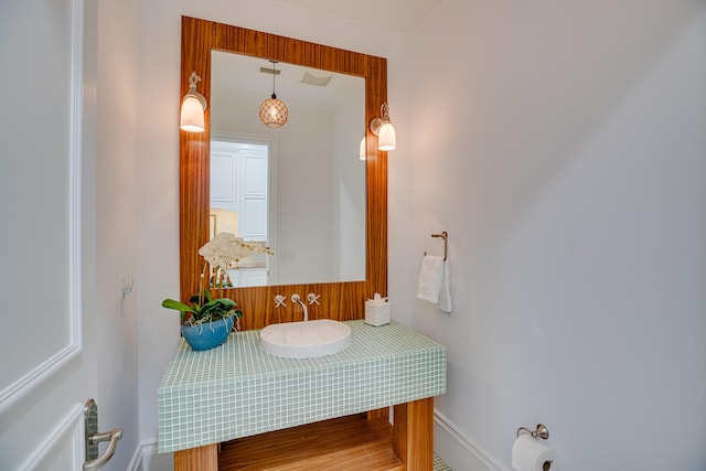 bathroom featuring sink