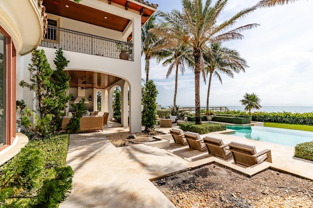 view of terrace featuring an outdoor hangout area, ceiling fan, and a balcony