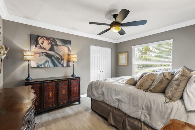 bedroom featuring crown molding, ceiling fan, a closet, and light hardwood / wood-style floors