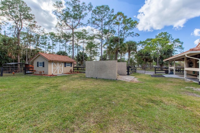 view of yard featuring an outbuilding