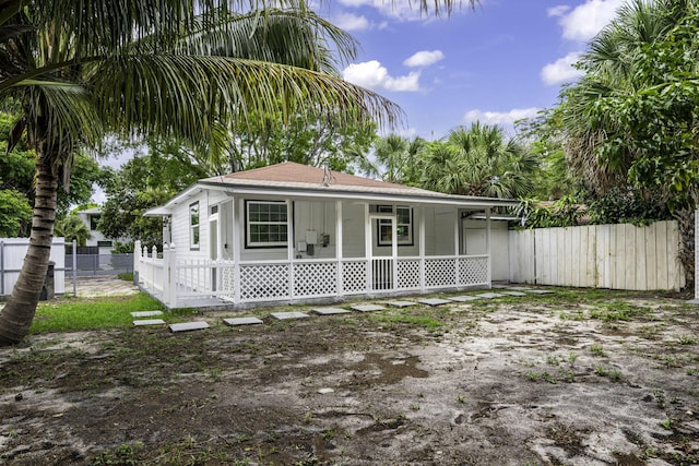 422 49th St, West Palm Beach, FL 33407 - view of front facade featuring fence