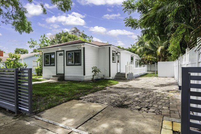 422 49th St, West Palm Beach, FL 33407 - view of front facade with fence and entry steps