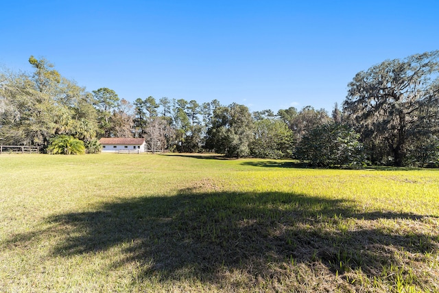 view of yard featuring a rural view