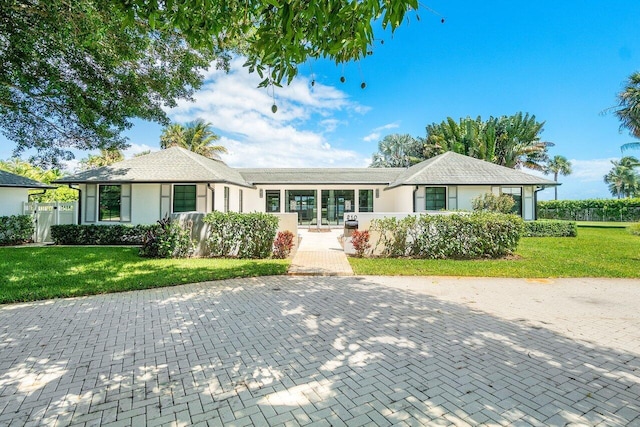 ranch-style home featuring a front lawn