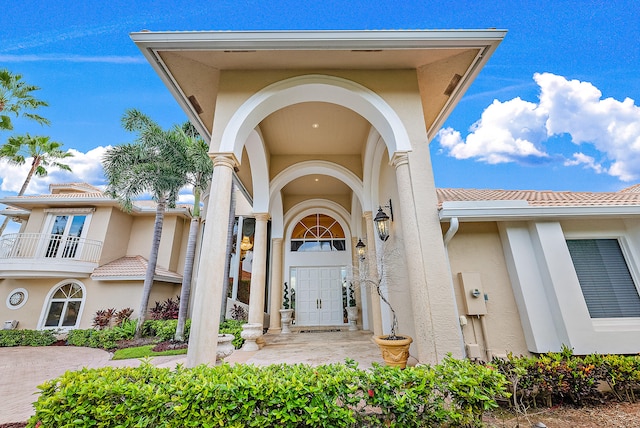 property entrance featuring a balcony