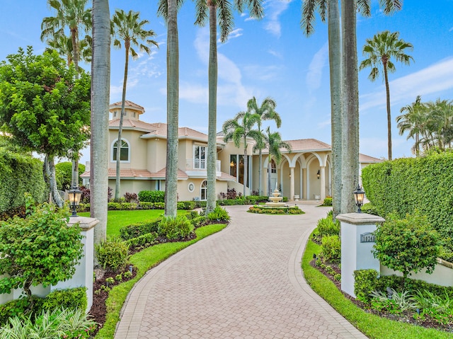 view of front of property featuring a front lawn