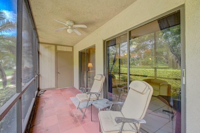 sunroom with ceiling fan